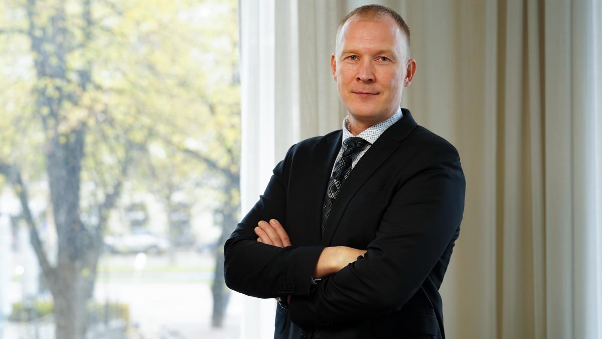 Kuvassa Jarkko Saarimäki katsoo kameraan