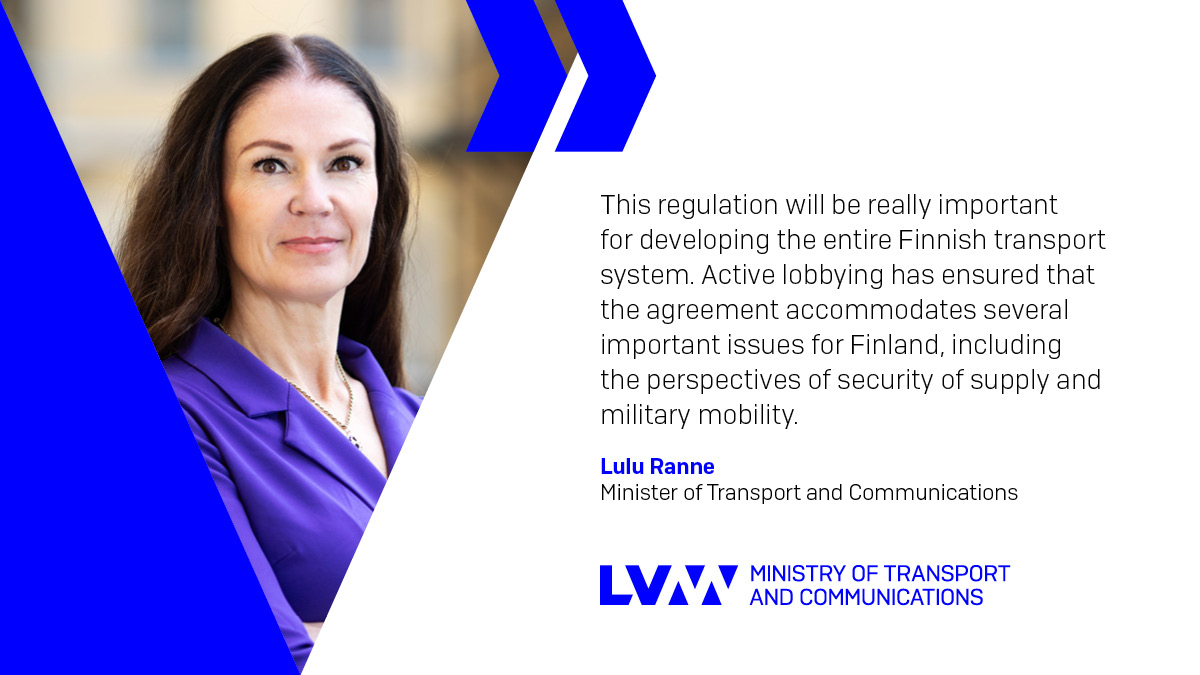 Kuvassa ministeri Ranne violetissa bleiserissä