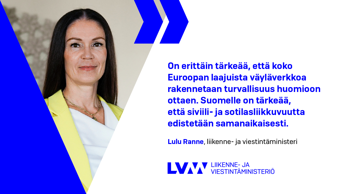 Liikenne- ja viestintäministeri Lulu Ranne keltaisessa bleiserissä ja sitaatti: On erittäin tärkeää, että koko Euroopan laajuista väyläverkkoa rakennetaan turvallisuus huomioon ottaen. Suomelle on tärkeää, että siviili- ja sotilasliikkuvuutta edistetään samanaikaisesti.