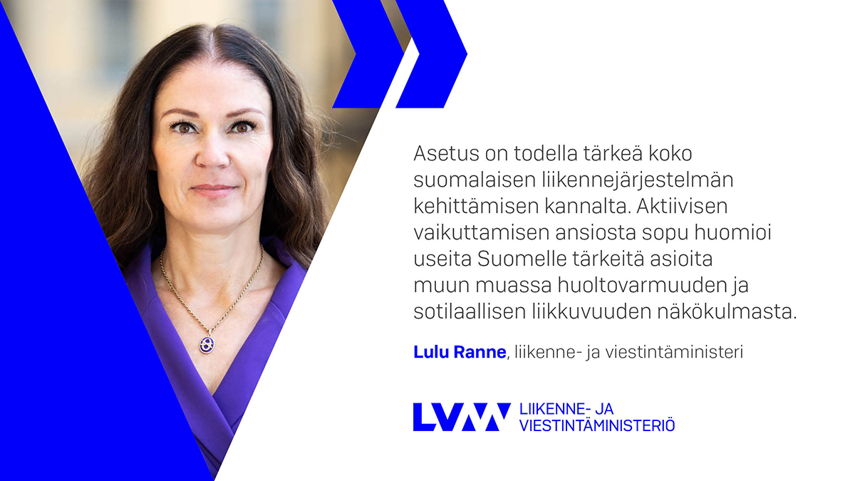 Kuvassa ministeri Ranne violetissa bleiserissä