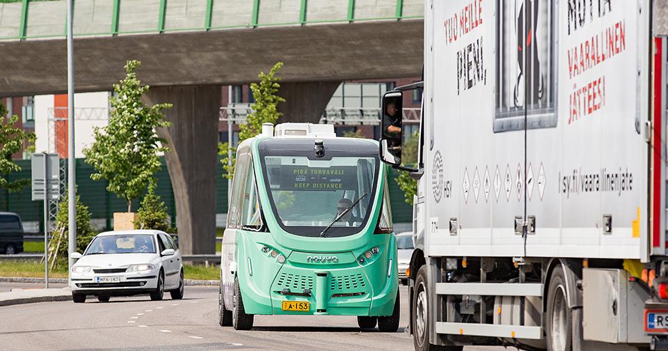 Automaattibussi liikenteesä (Kuva: Aleksandra Suzi, Shutterstock)