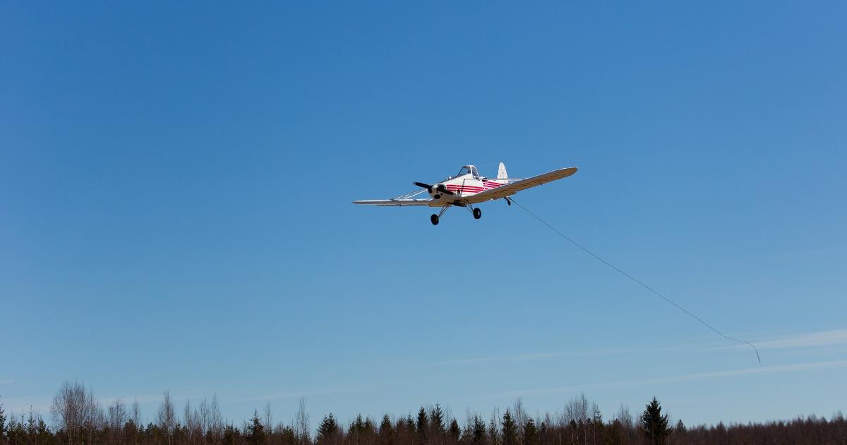 Pienkone laskeutuu kentälle (Kuva: Santeri Punnala/Shutterstock)