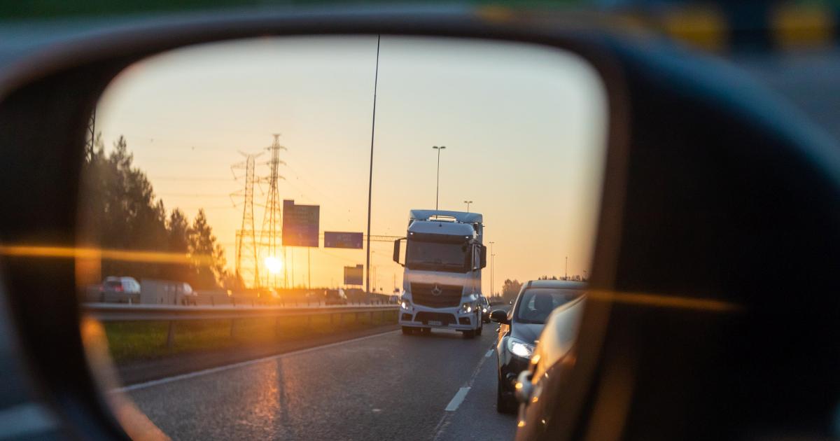 Rekka peruutuspeilissä (Kuva: Shutterstock)