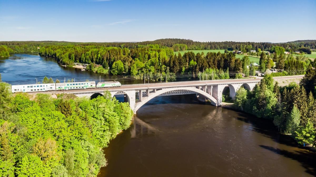 Juna Kymijoen ylittävällä sillalla