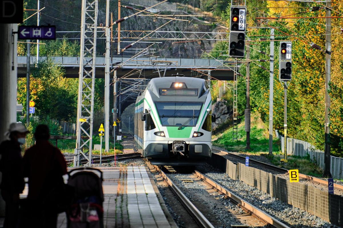 Lähijuna saapuu asemalle Espoossa