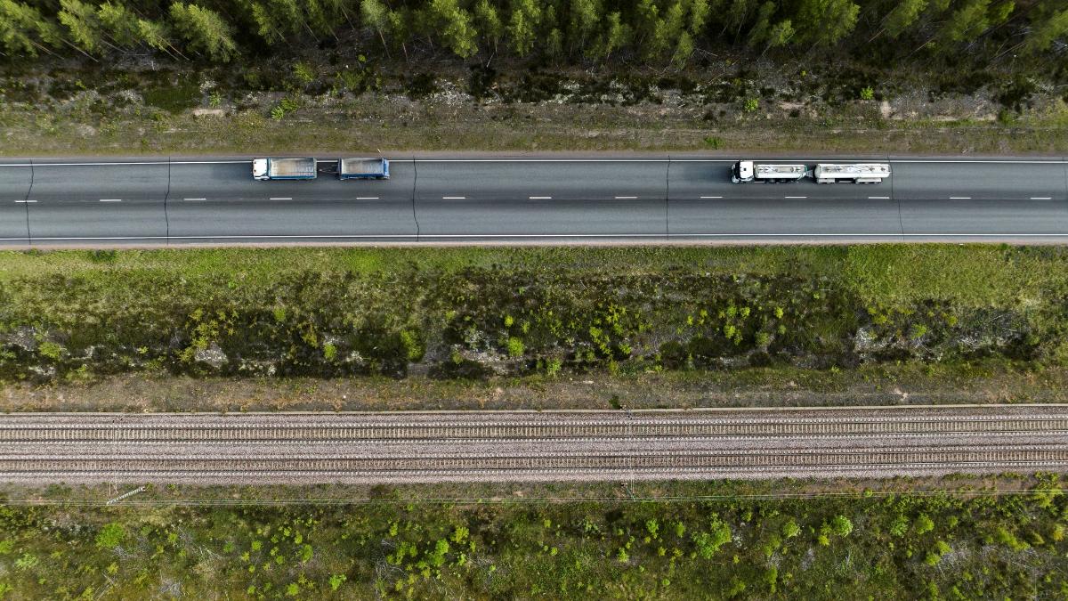 Ilmakuva, jossa rautatie ja maantie kulkevat rinnakkain.