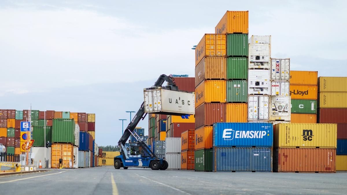 Förflyttning av containrar i hamnen.