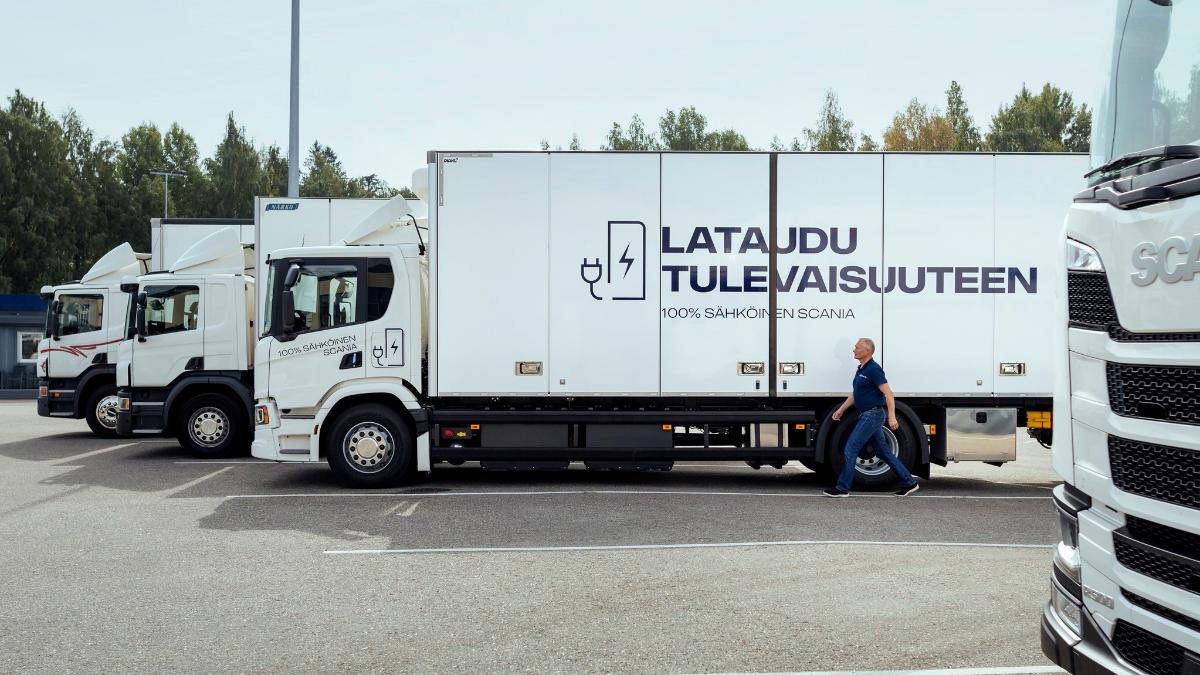 Kuljettaja kävelee sähkörekkaan terminaalissa.