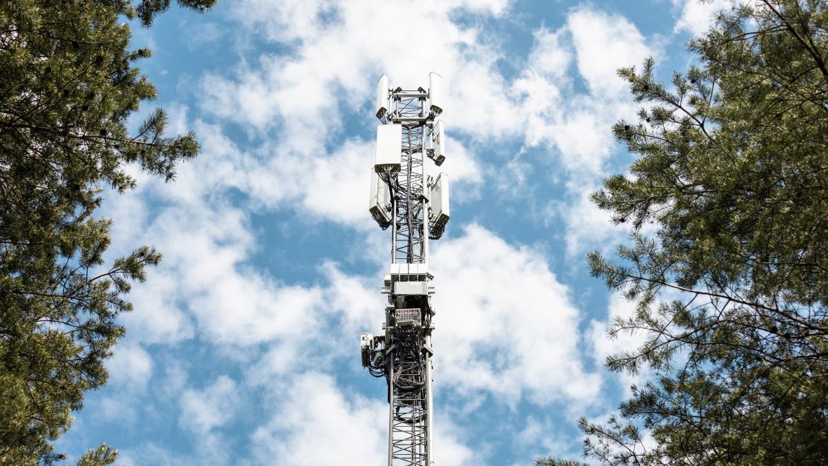 Antennimasto sinistä ja pilvistä taivasta vasten