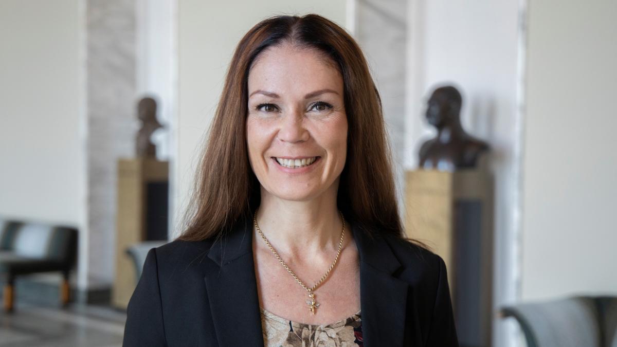 Liikenne- ja viestintäministeri Lulu Ranne katsoo kameraan