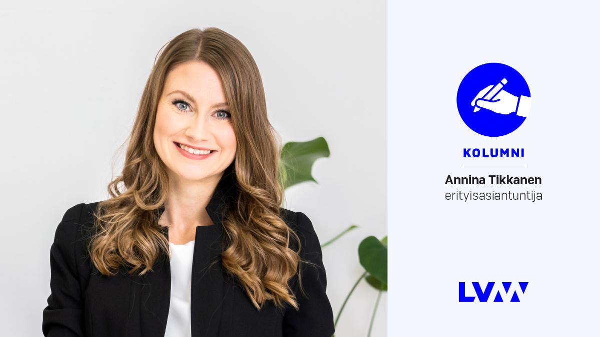 Annina Tikkanen hiukset kiharrettuina mustassa bleiserissä ja valkoisessa paidassa