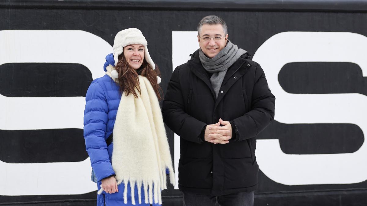 Ministeri Ranne ja komissaari Tzitzikóstas yhteiskuvassa jäänmurtaja Sisun edessä