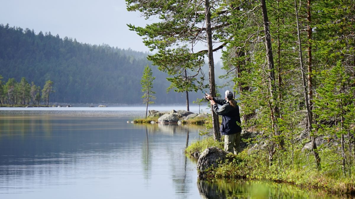 Harrastajakalastaja metsässä