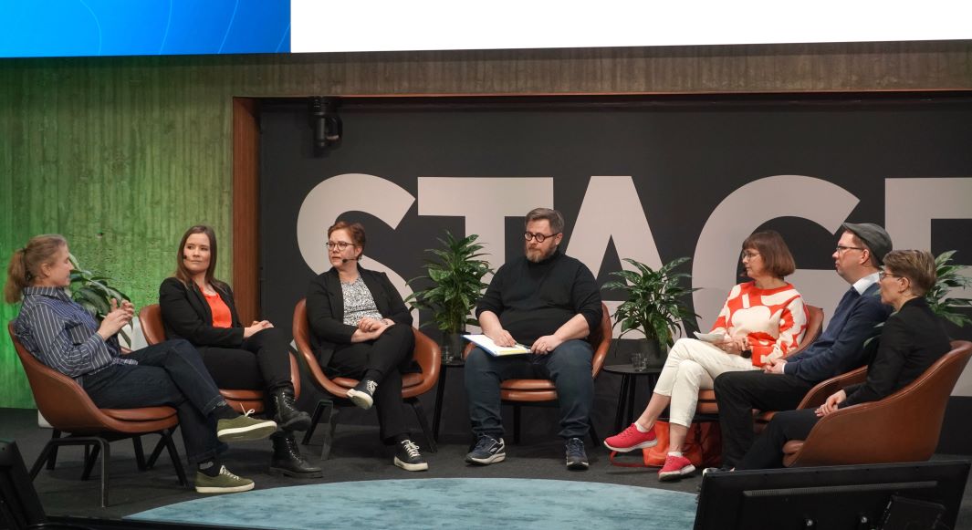 Helsingin yliopiston Tiedekulmassa pidetyssä dialogissa olivat mukana (vasemmalta) MMM:n neuvotteleva virkamies Jaana Kaipainen, Ylen luontotoimittaja Kerttu Kotakorpi, metsänhoidon kehityspäällikkö Saija Huuskonen Metsähallitus Metsätalous Oy:stä, Helsingin yliopiston professori, ilmastopaneelin jäsen Anne Toppinen, suojelujohtaja Harri Hölttä Luonnonperintösäätiöstä sekä metsäjohtaja Karoliina Niemi Metsäteollisuus ry:stä. Keskustelun fasilitoi DialogiAkatemian johtaja Janne Kareinen.