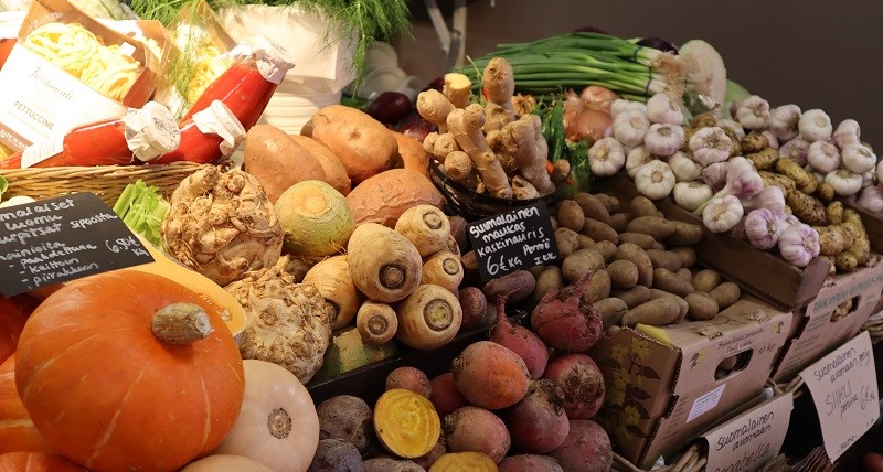 Kotimaisten juuresten myyntitiski kauppahallissa