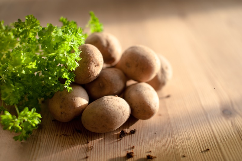 Kotimaisia perunoita pöydällä