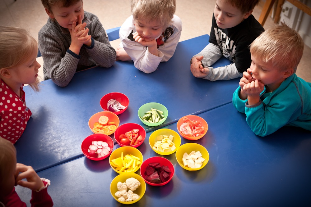 Lapsia pöydän ääressä.