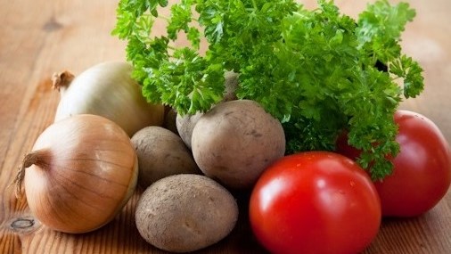 Tomaatteja ja salaattia.