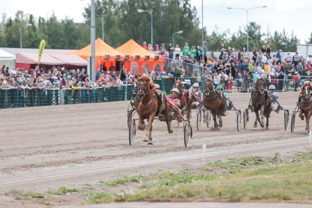 Kuninkuusravit ovat yksi maailman suurimmista ravitapahtumista. Kuvassa Vixeli ja Tapio Perttunen matkalla Seinäjoen Kuninkuusravien 2021 päätösmatkan voittoon. KUVA IDA LAINE / SUOMEN HIPPOS