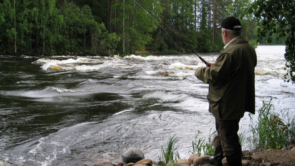 Mies kalastamassa.