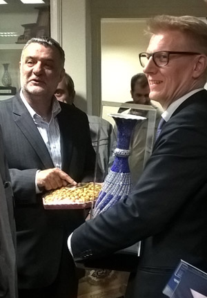 Ministeri Tiilikainen ja Iranin maatalousministeri Hojjati. Iran on kuuluisa erinomaisista pistaasipähkinöistään ja sahramista.