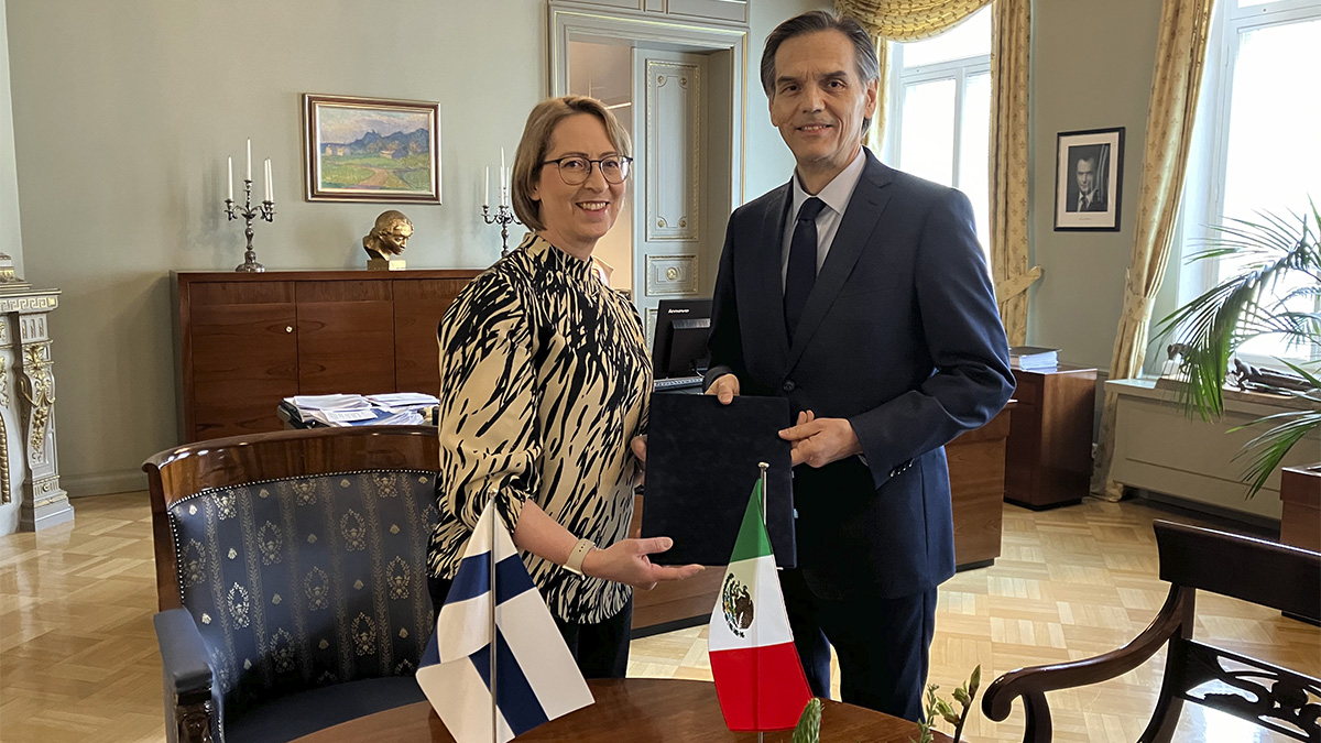 Ministeri  Sari Essayah ja suurlähettiläs Enrique Rojo-Stein kättelevät allekirjoituksen jälkeen.