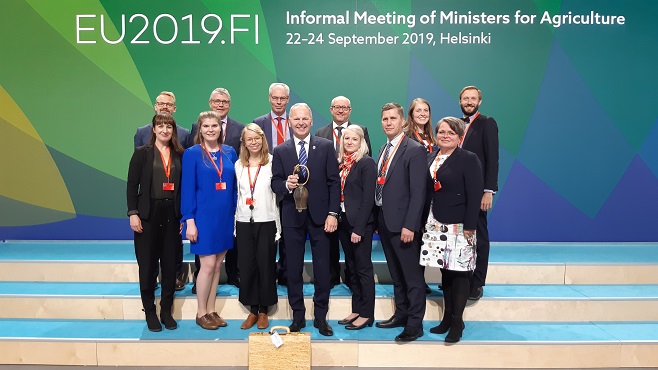 EU-virkamiehet ja ministeri Jari Leppä avustajineen Finlandiatalolla 24. syyskuuta 20019.