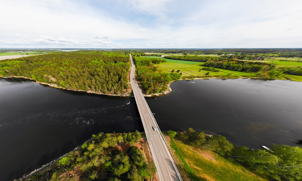 Vesistön ylittävä maantie metsän ja peltojen keskellä