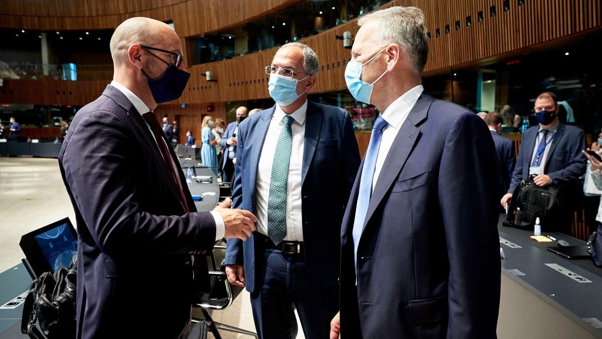 Maa- ja metsätalousministeri tapasi maatalous- ja kalastusneuvostossa Luxemburgissa EU-kollegoita. Kuvassa juttutuokiolla Kyproksen Costas Kadis.