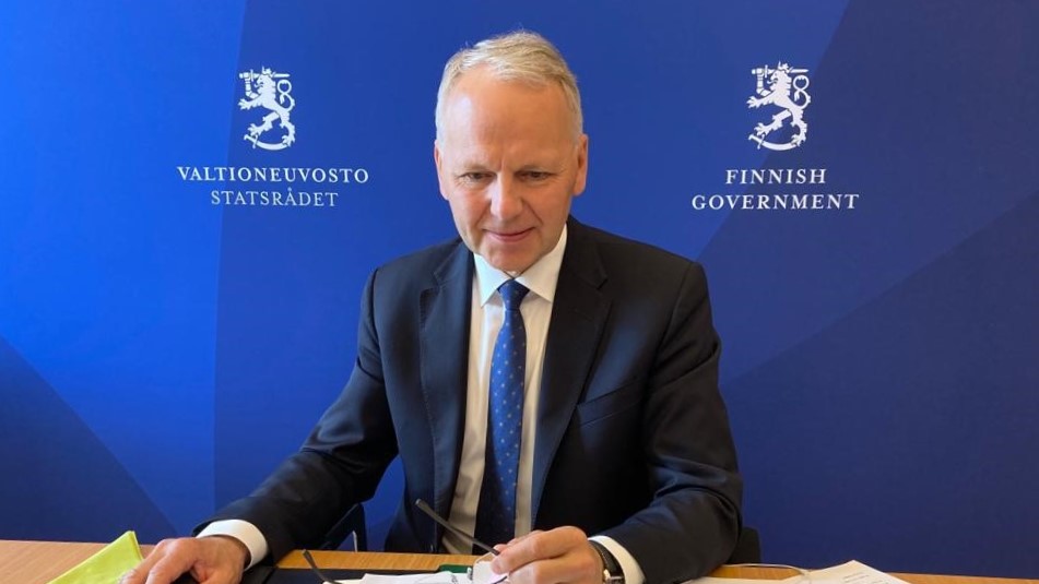 Ministeri Jari Leppä kokouksessa.