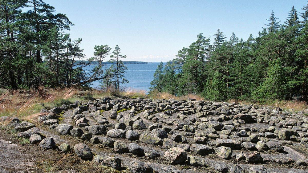 Kivilohkareista muotoon aseteltu Jatulitarha.