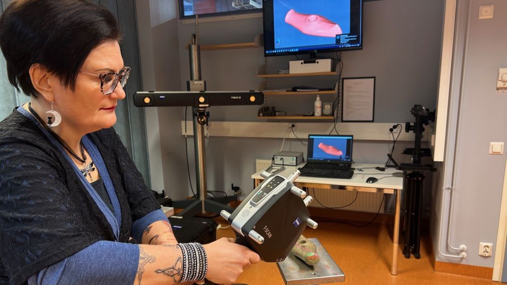 Erikoistutkija Heidi Piili Turun yliopiston kone- ja materiaalitekniikan laitokselta 3D-digitoimassa vasarakirvestä.