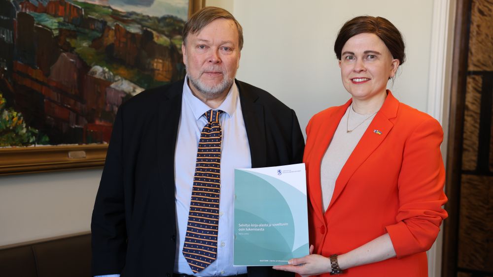Selvityshenkilö Markus Leikola ja ministeri Mari-Leena Talvitie.