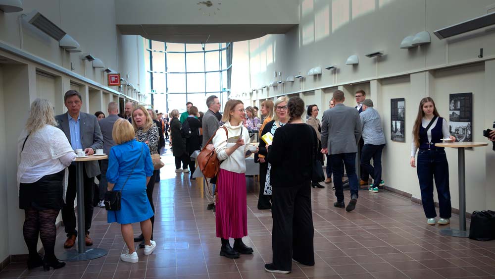 Ihmisiä keskustelemassa Arktikumin aulassa.