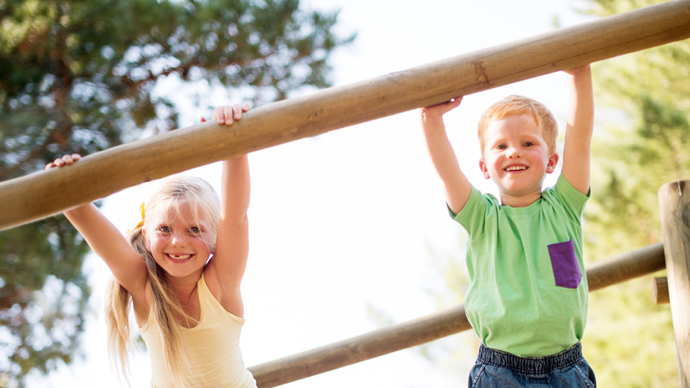 Tyttö ja poika leikkii ulkona
