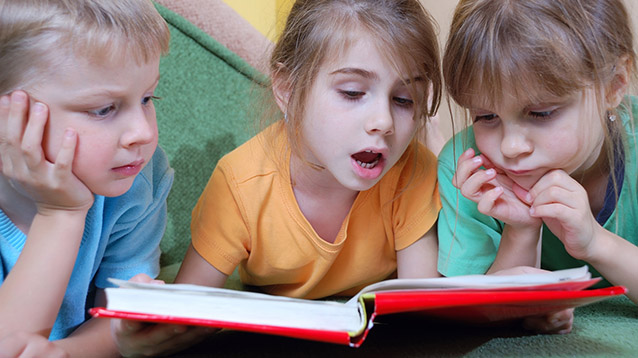 Lapset lukemassa