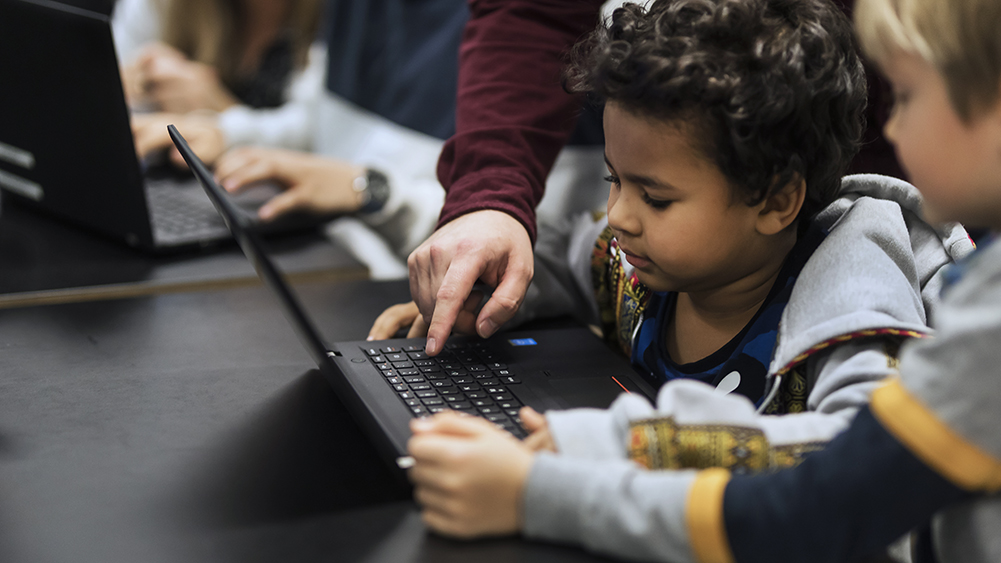 Lapset opettelevat tietokoneen käyttöä