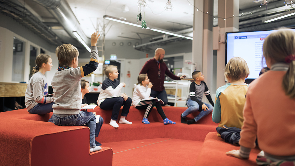 Oppilaita ja opettaja