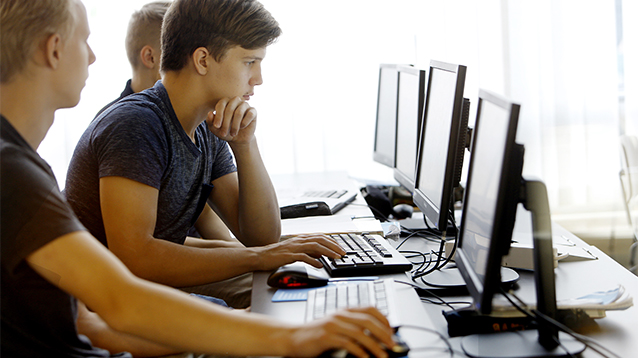 Pojat tietokoneen ääressä