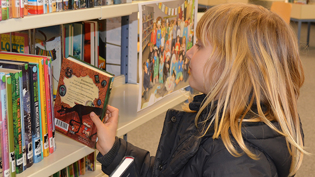 Ung flickan i biblioteket.