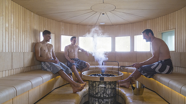 Kuvassa miehiä saunomassa