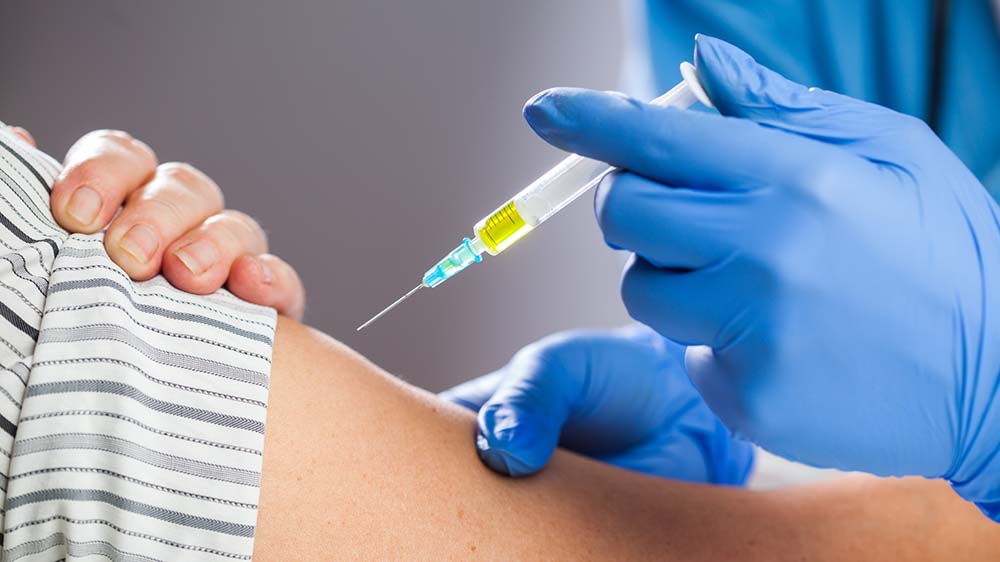 Potilas saa koronavirusrokotteen.