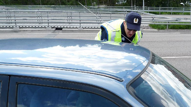 Poliisi valvomassa liikennettä.