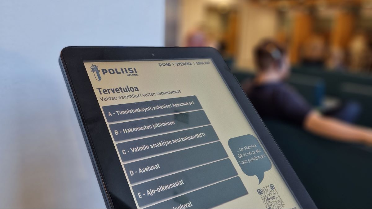 Turnummeranordning i polisens tillståndshall.