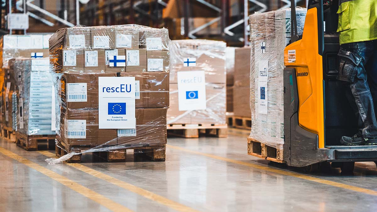 Avustusmateriaaleja lavoilla. Trukin kyydissä yksi lava.