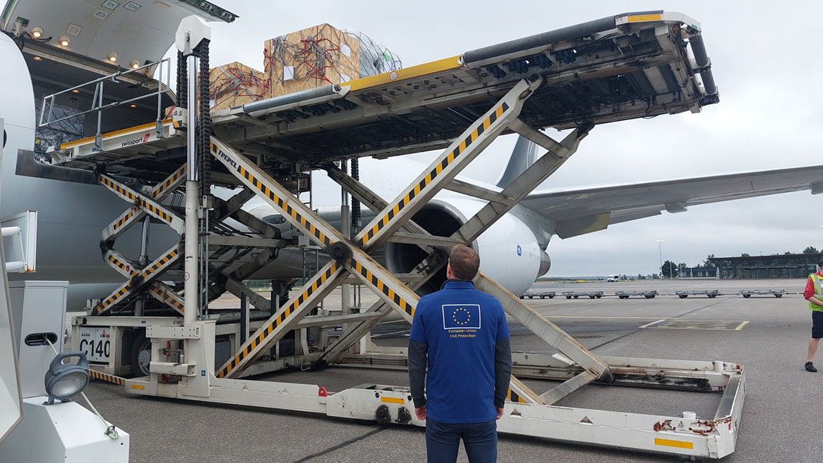 Lentorahtin lastaus käynnissä.