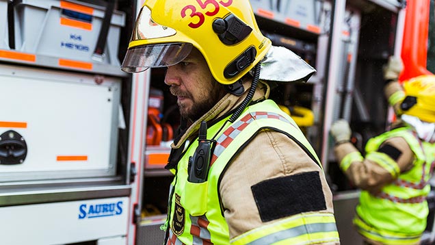 Pelastaja saapuu tehtäväpaikalle.