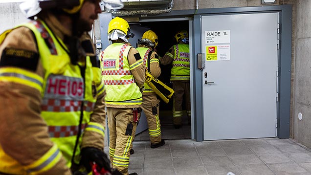 Pelastajia menossa sisälle rakennukseen.