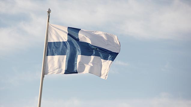 Maanantaina . liput liehuvat Suomen lipun 100-vuotisjuhlan kunniaksi
