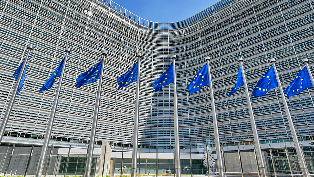 EU-flaggor framför Berlaymont på flaggstänger